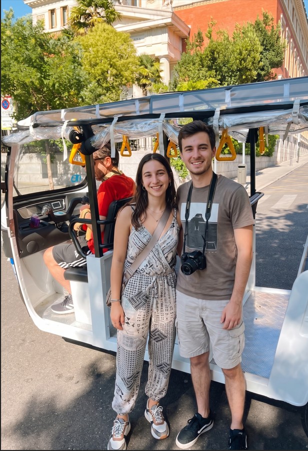 Turistas con tuk tuk Madrid